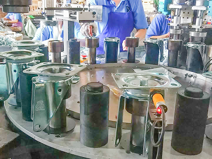 腳輪自動(dòng)組裝機(jī)(圖1)